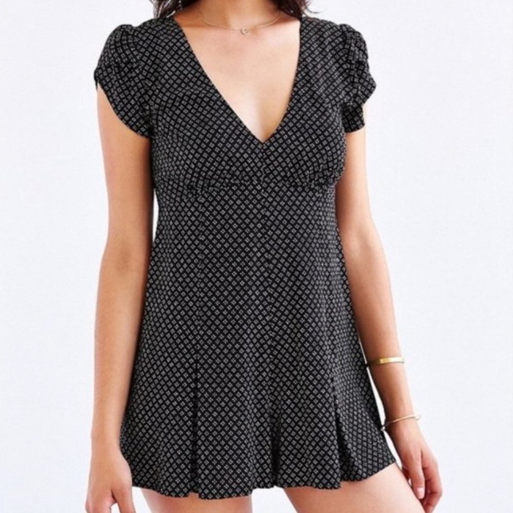Kimchi Blue - Black v-neck pleated romper